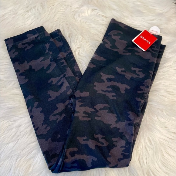 SPANX Pants - NWT - SPANX Seamless Cropped Camo Leggings Size XL -